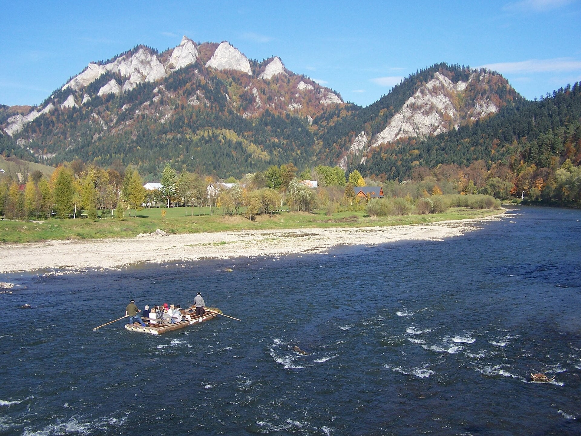 Raft s cestujícími na řece Dunajec v Pieninách