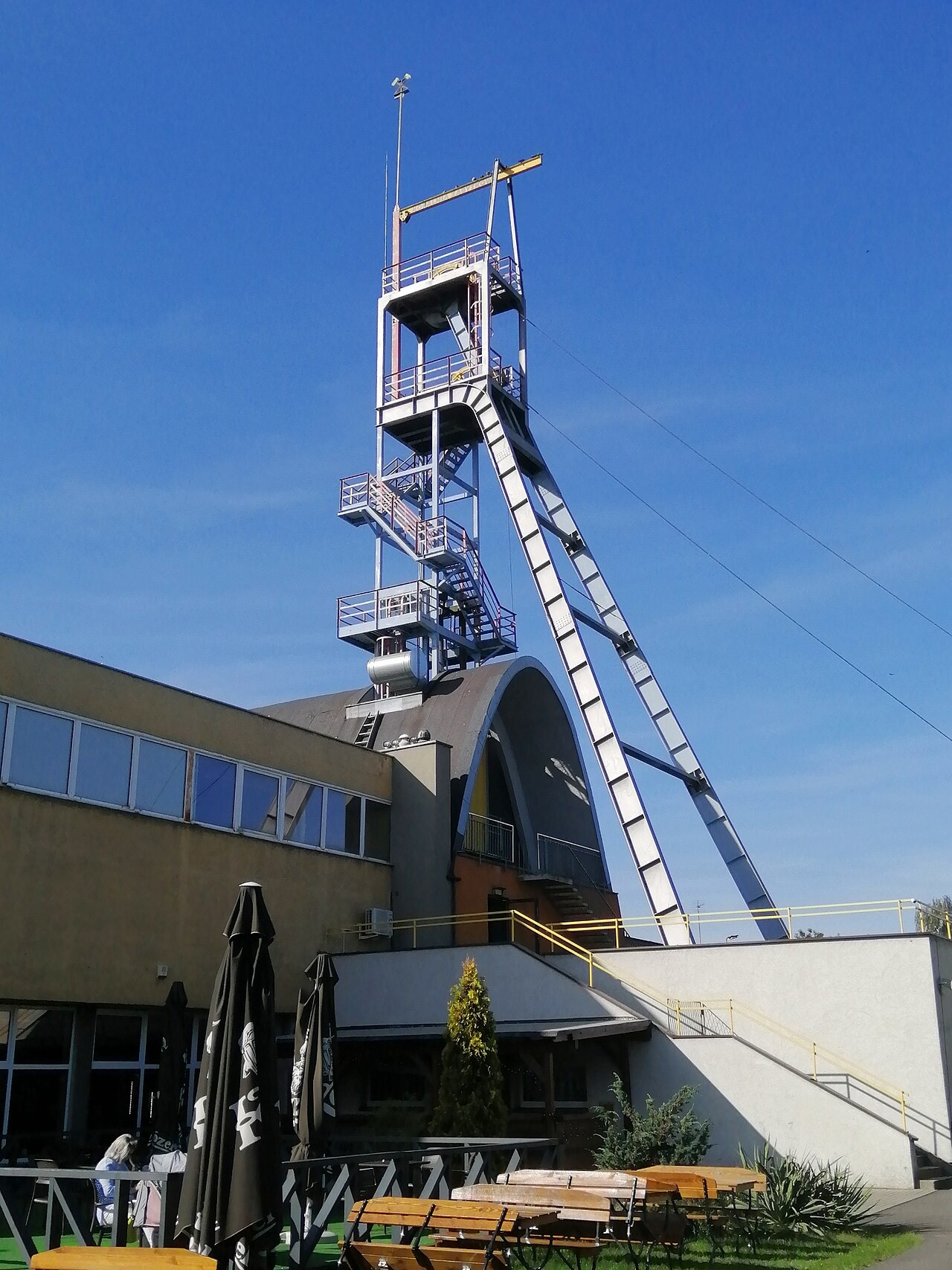 Budova stříbrného dolu Tarnowskie Góry a modrá těžní věž