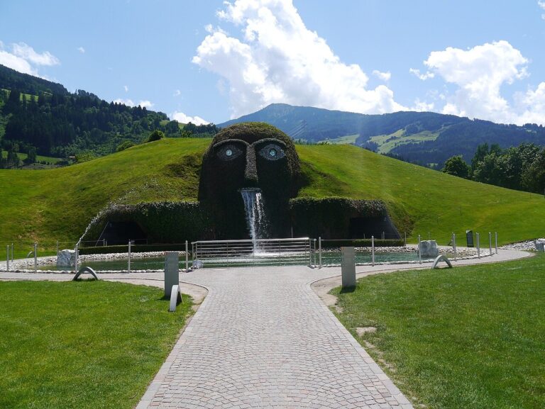Hlava zeleného obra, vodopád a cesta u Swarovski Kristallwelten v Tyrolsku