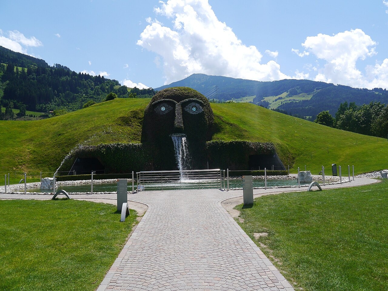 Hlava zeleného obra, vodopád a cesta u Swarovski Kristallwelten v Tyrolsku