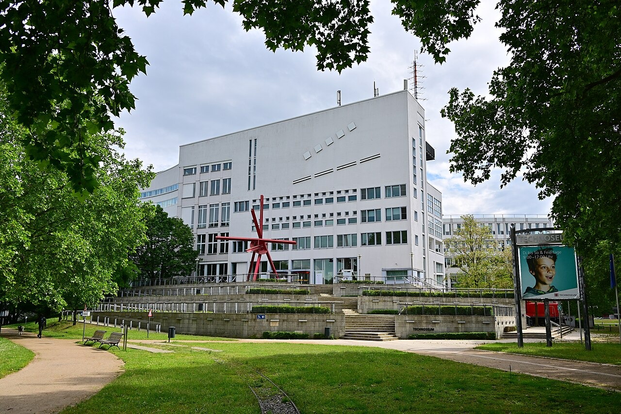 Budova Technosea Mannheim s přístupovou cestou a okolní zelení