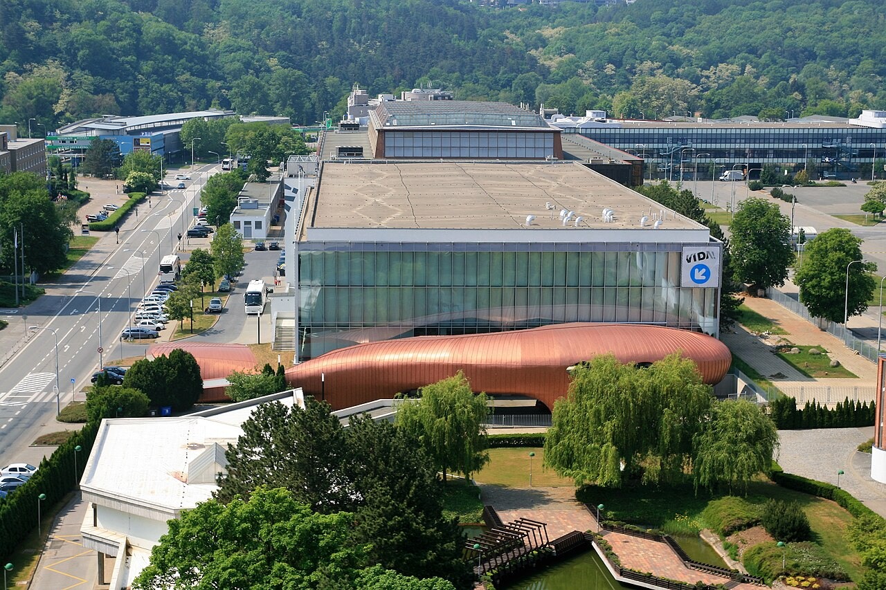Budova VIDA science centra v Brně s červeným vstupním chobotem