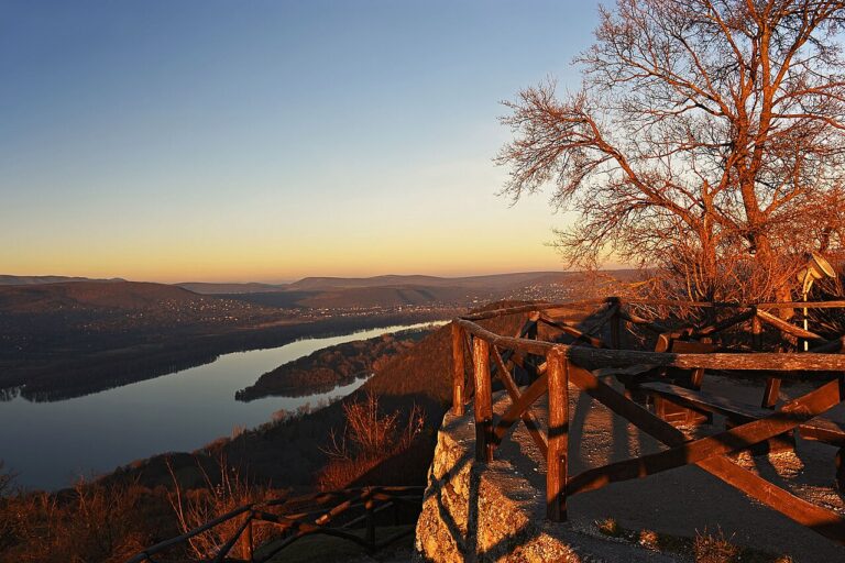 Panorama Dunaje a dřevěné zábradlí na vyhlídce citadely Visegrád