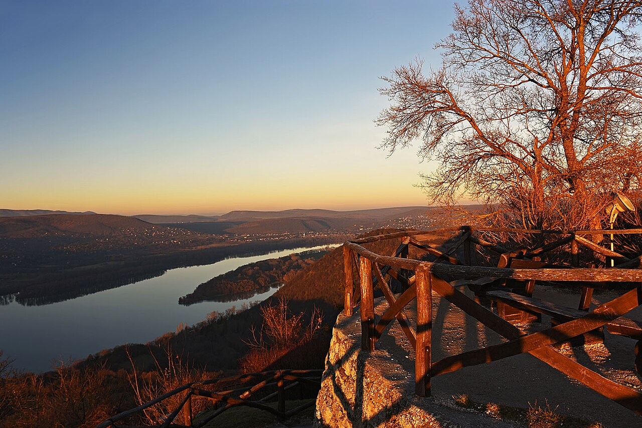 Panorama Dunaje a dřevěné zábradlí na vyhlídce citadely Visegrád