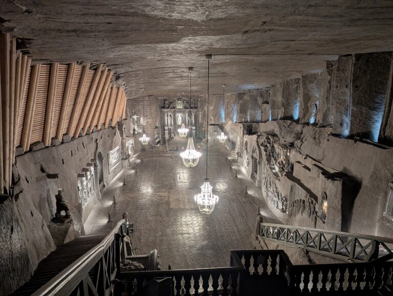 Solné reliéfy a lustry v podzemní kapli svaté Kingy ve Wieliczce