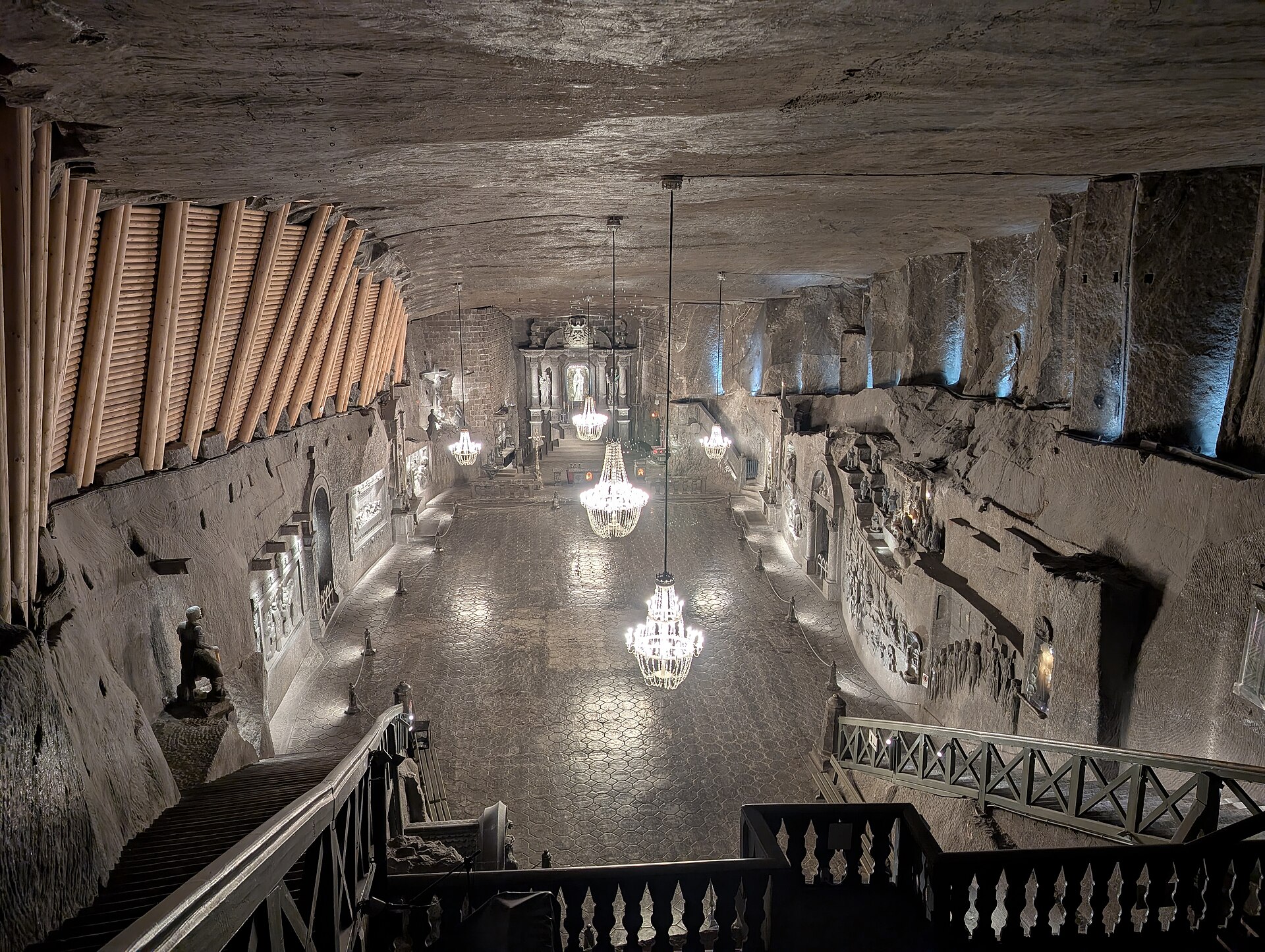 Solné reliéfy a lustry v podzemní kapli svaté Kingy ve Wieliczce