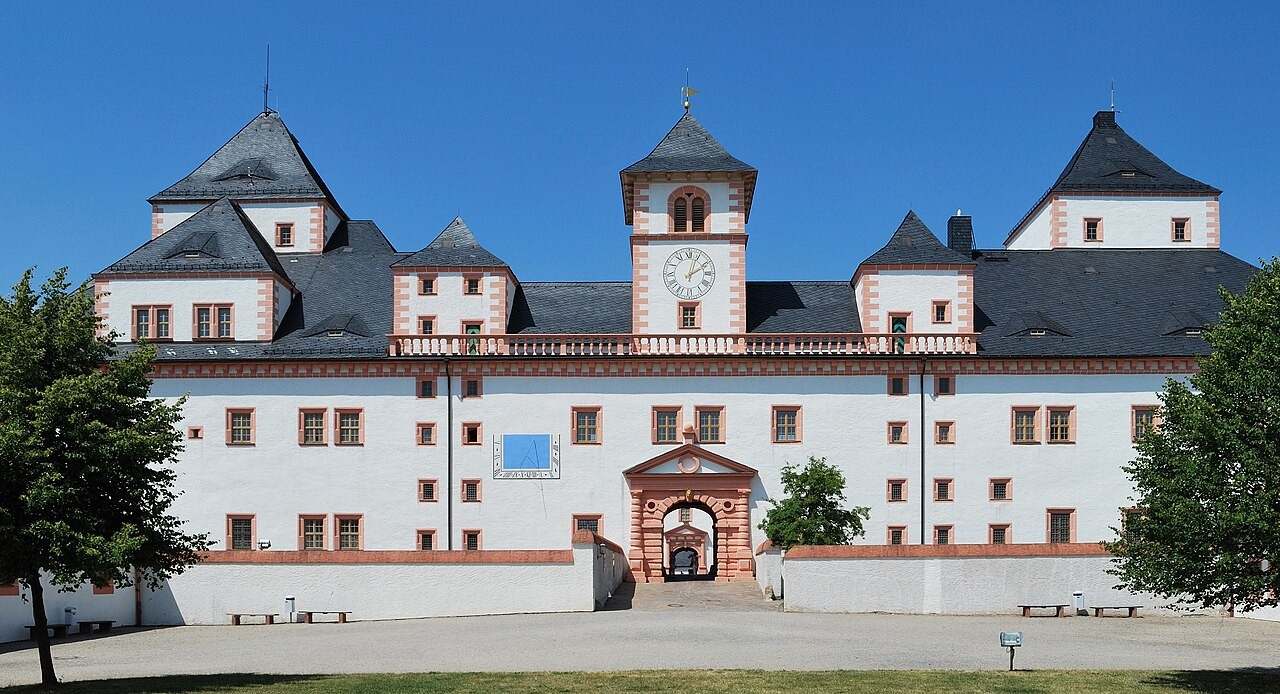 Zámek Augustusburg v Sasku při pohledu z jižní strany