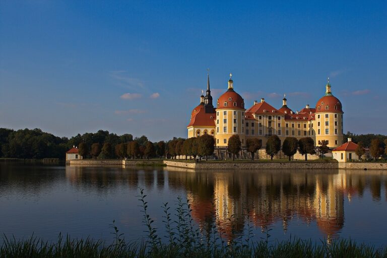 Zámek Moritzburg na ostrově v zámeckém rybníku