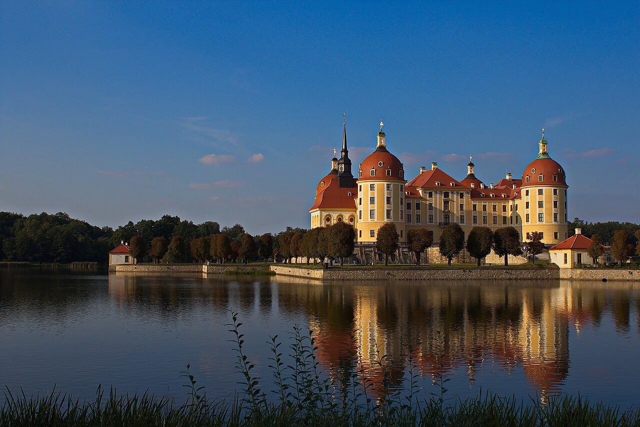 Zámek Moritzburg na ostrově v zámeckém rybníku