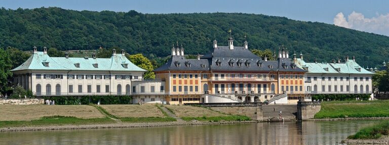 Zámek Pillnitz při pohledu od Labe