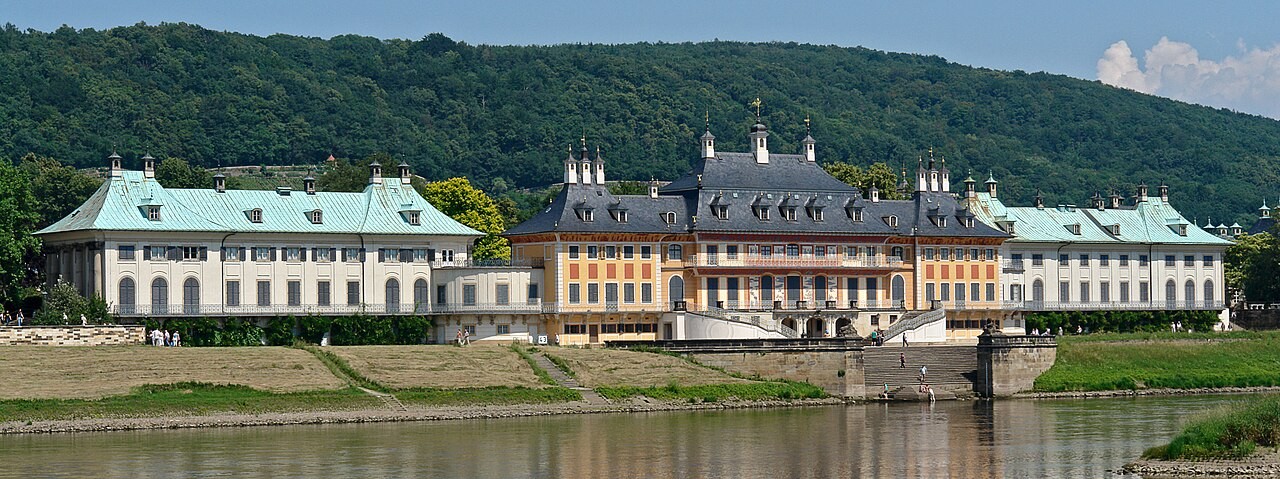 Zámek Pillnitz při pohledu od Labe