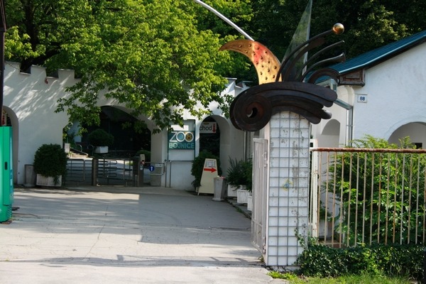 Archivní pohled na bývalý hlavní vstup do Zoo Bojnice