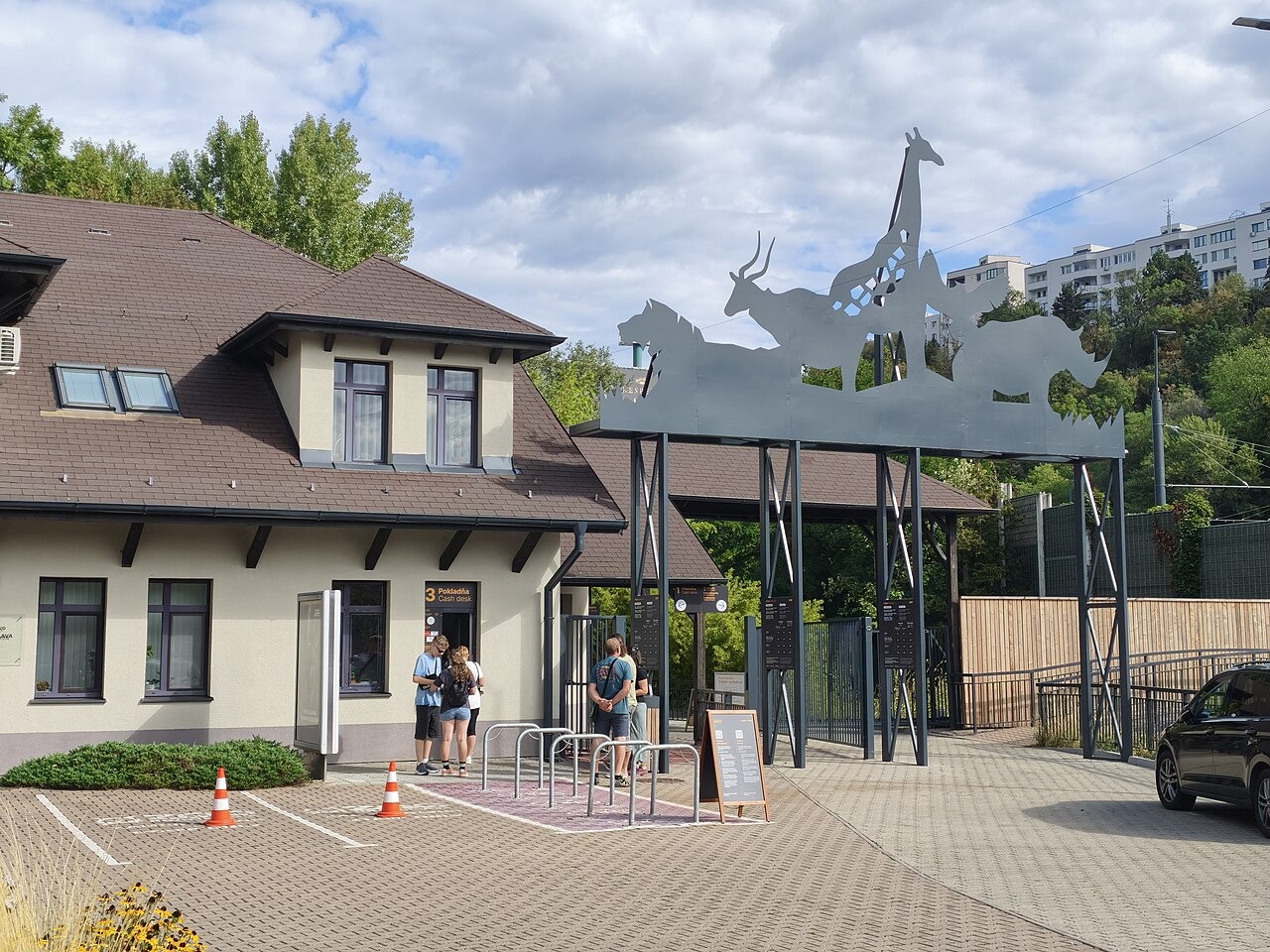 Budova pokladen a vstupní brána Zoo Bratislava
