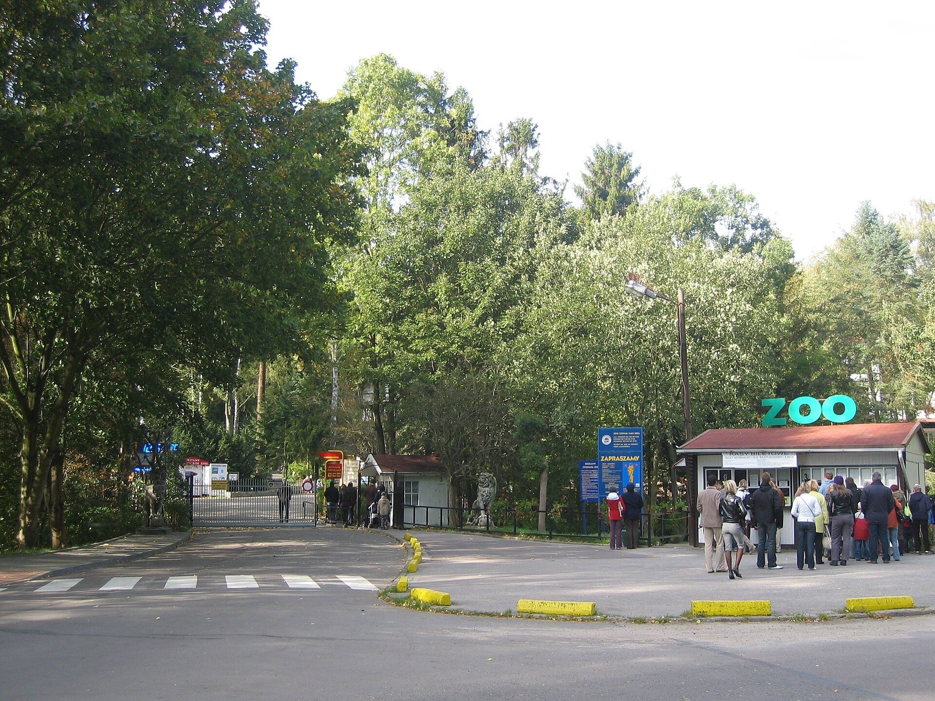 Vstupní brána a pokladny zoologické zahrady v gdaňské Oliwě