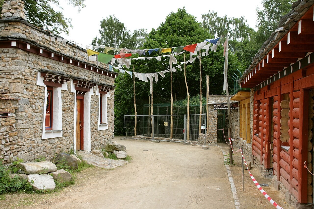 Domy tibetské vesnice v Naturschutz-Tierparku Görlitz
