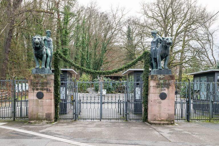 Brána hlavního vstupu Tiergarten Nürnberg se zvířecími sochami