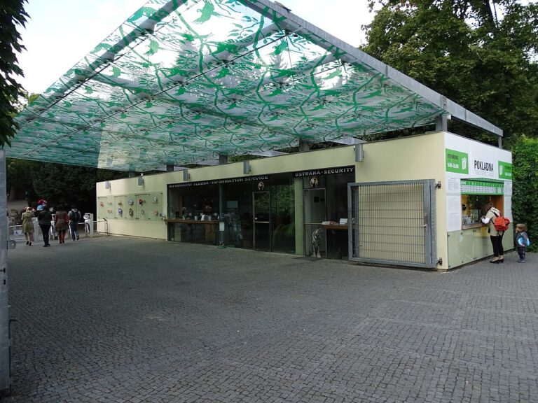 Vstupní budova Zoo Praha se zelenou prosklenou střechou