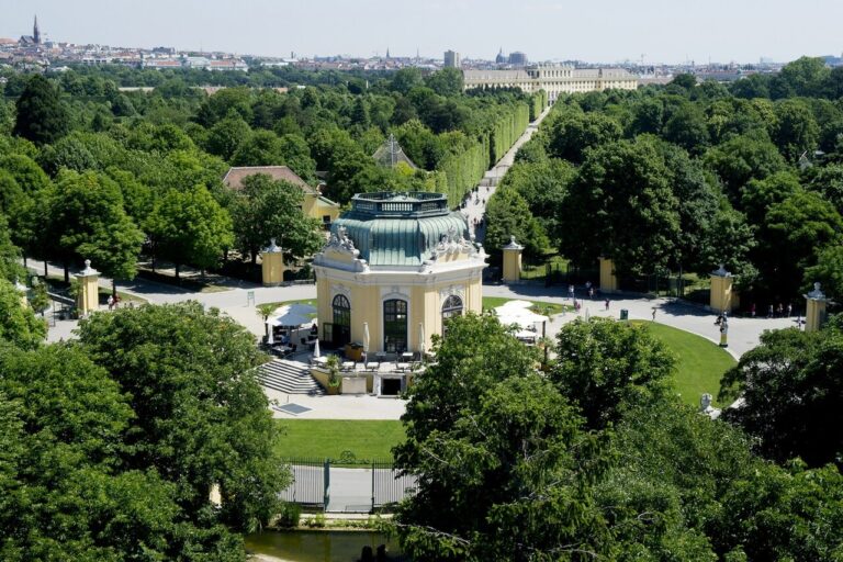 Císařský pavilon uprostřed zeleně vídeňské zoo Schönbrunn