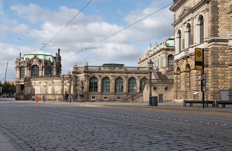 Zwinger v Drážďanech při pohledu od Theaterplatz