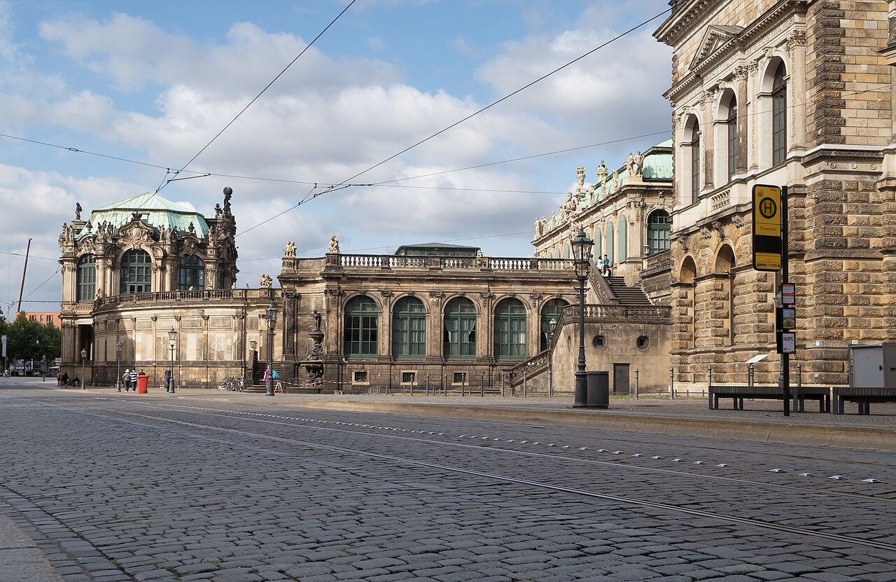 Zwinger v Drážďanech při pohledu od Theaterplatz